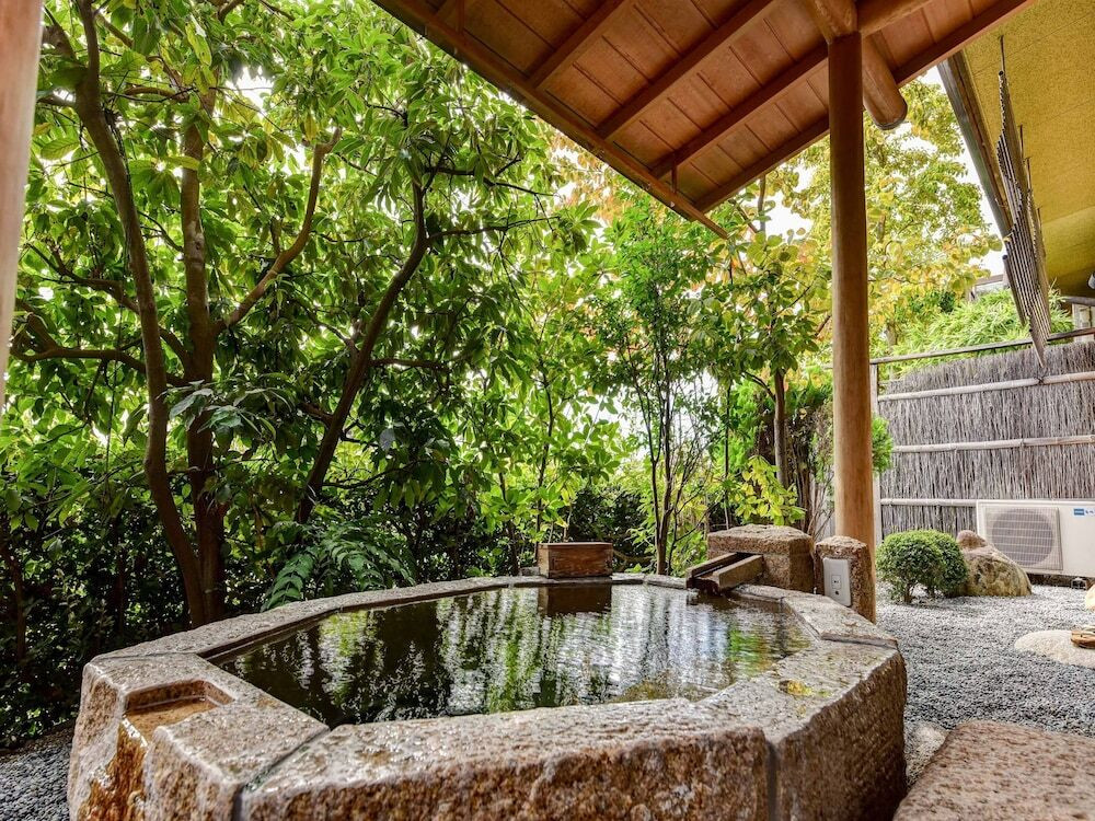 自分たちだけの広い浴槽で思い思いの時を過ごそう。3451649