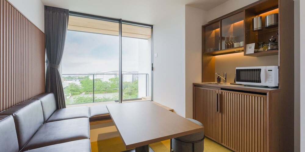 客室内のダイニングエリア