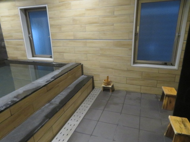 中浴場があります