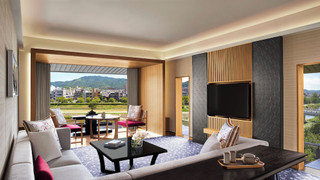 エグゼクティブ スイート キングベッド 1 台 リバービュー