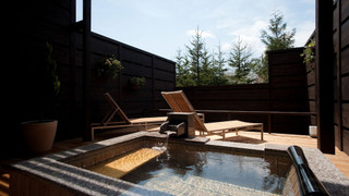 露天風呂付和洋室 （レストランでの会席料理の夕食込）