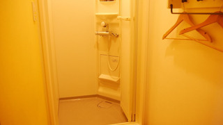 ツインルーム 共用バスルーム (チェックイン午後10時まで)