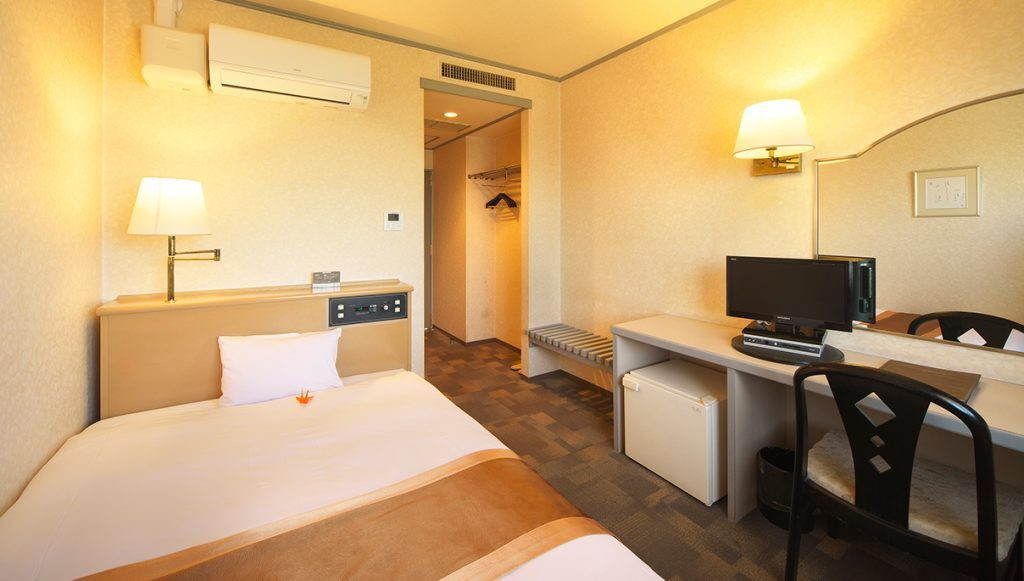 自由な体勢で眠れる心安らぐ広々ベッド3405334