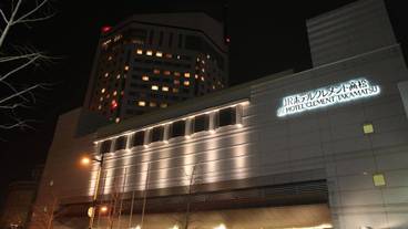 施設の正面 (日没後) / 1