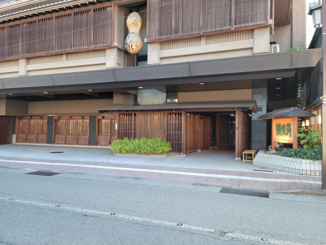 建物の入り口です。駐車場は道路の向かいにあります。