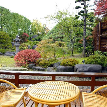 小さな旅館で見つけた贅沢な庭園と温泉3649512