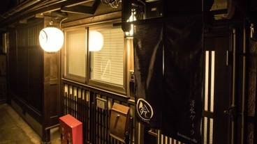 施設の正面 (日没後) / 6