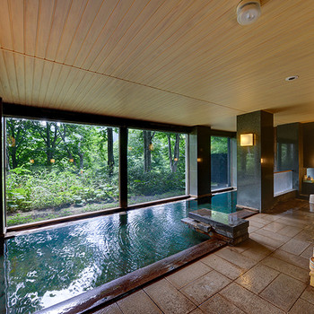 森林浴気分でリラックス。心地よさが倍増する温泉3846633