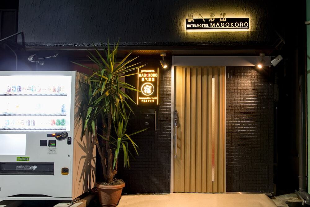 施設の正面 (日没後)