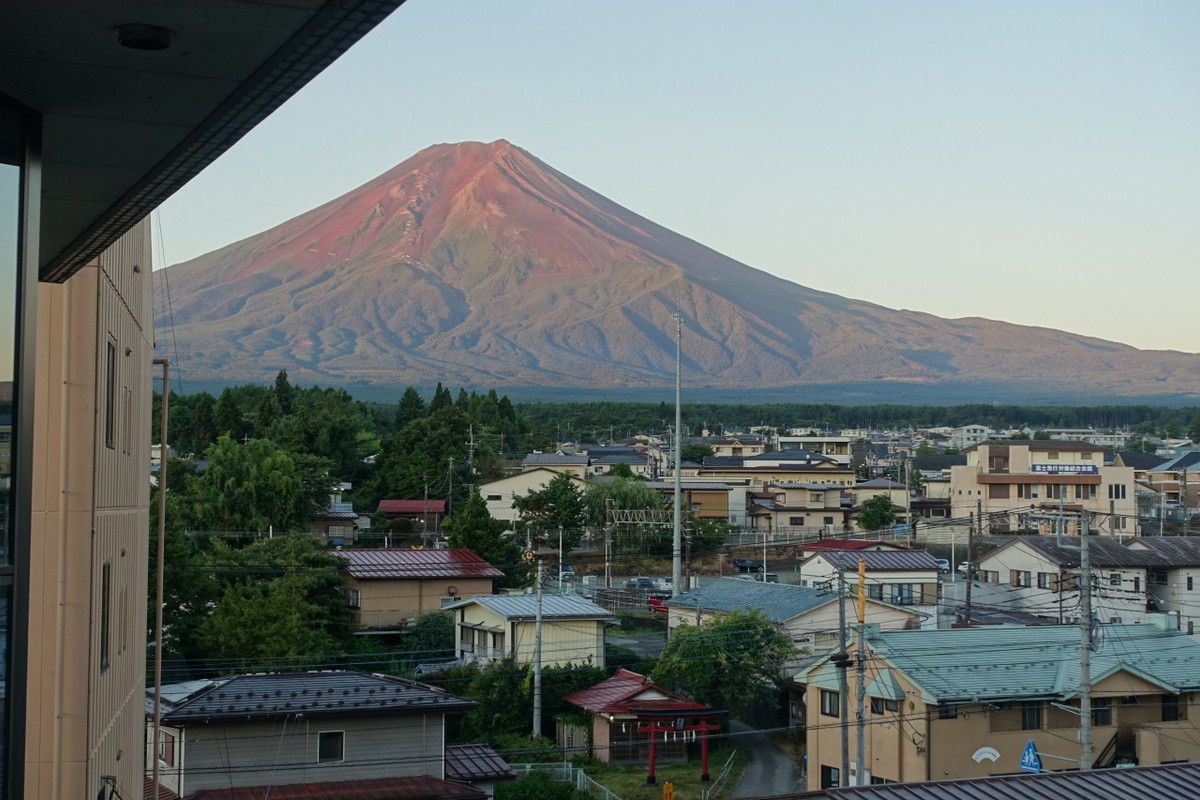 朝、窓から富士山が見えました。