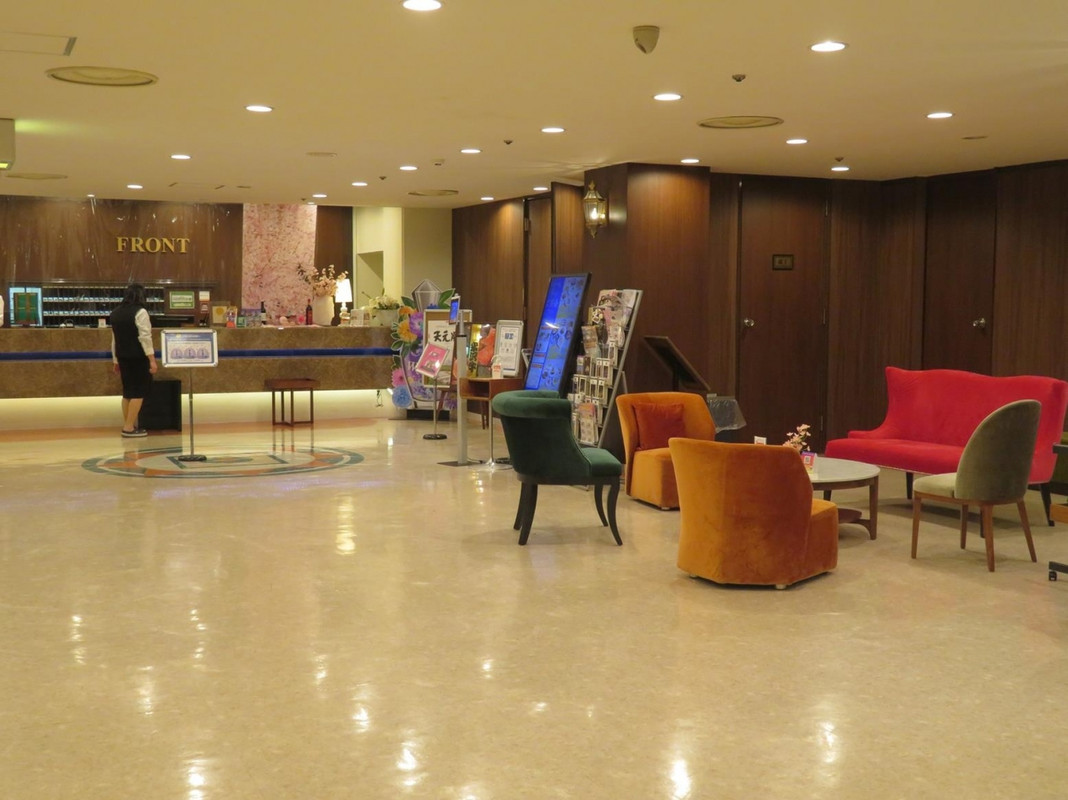 フロントとロビー周辺の様子