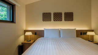 [B] スイート (2クイーンベッド + 1キングベッド) / ペット不可 6名定員 禁煙