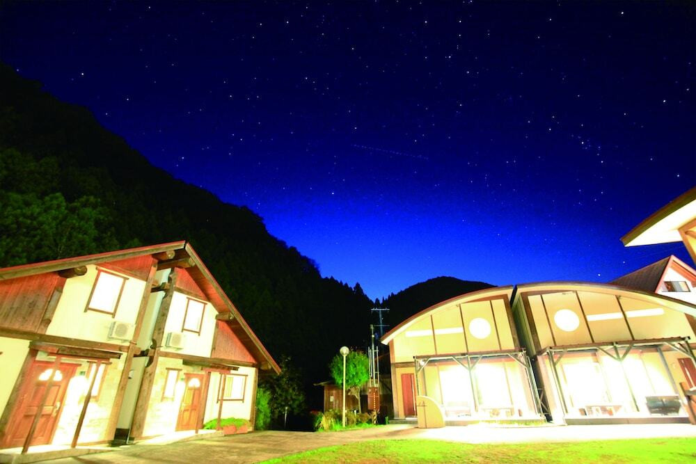 施設の正面 (日没後)