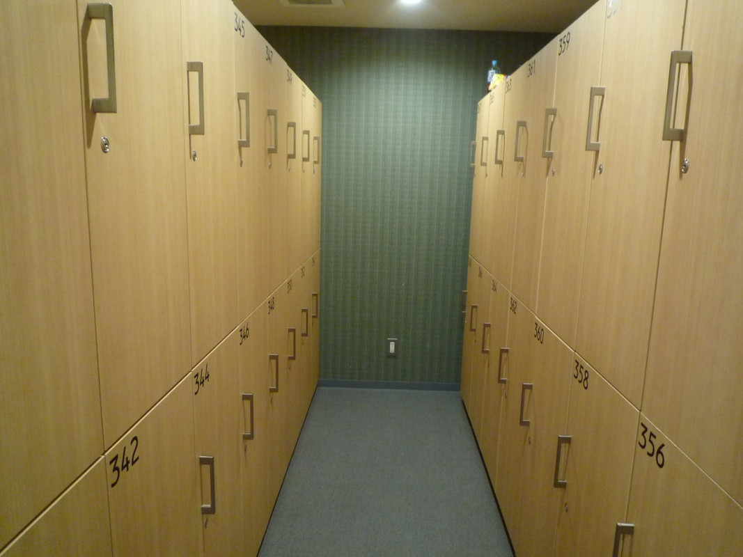 3階カプセルフロアーのロッカールーム