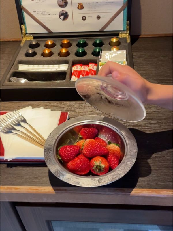 客室のウェルカムスイーツ。コーヒーメーカーや、香りを楽しめるアロマポットも / 1