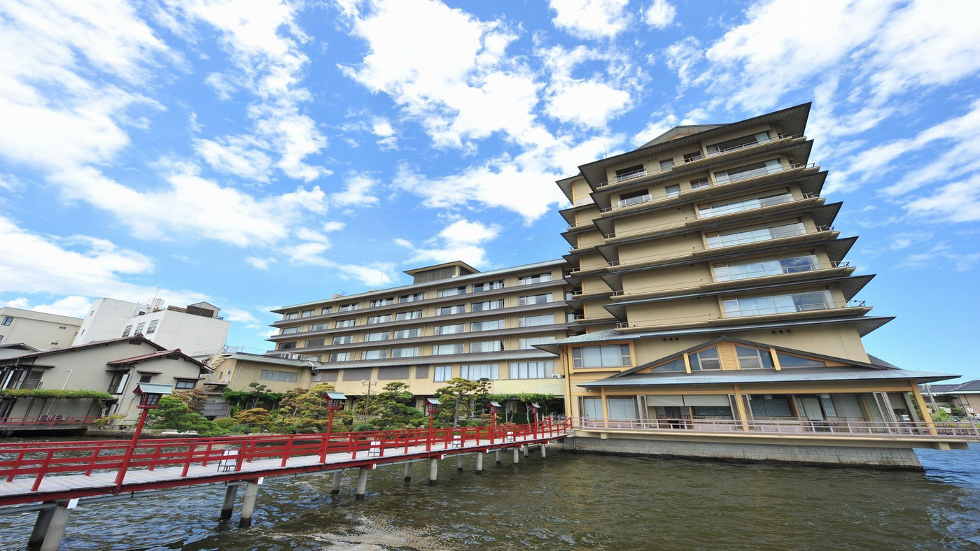 人気アニメの舞台にもなった温泉宿。湖上露天風呂は日本でここだけ♪3905659