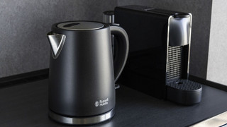 プリビレッジルーム：シングルベッド2台、シャワーブース、禁煙