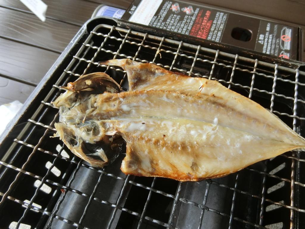 朝食の際、子供たちは、アジの干物を焼いたり、お餅を焼いたりして、食べました。