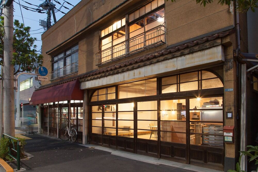 施設の正面 (日没後)