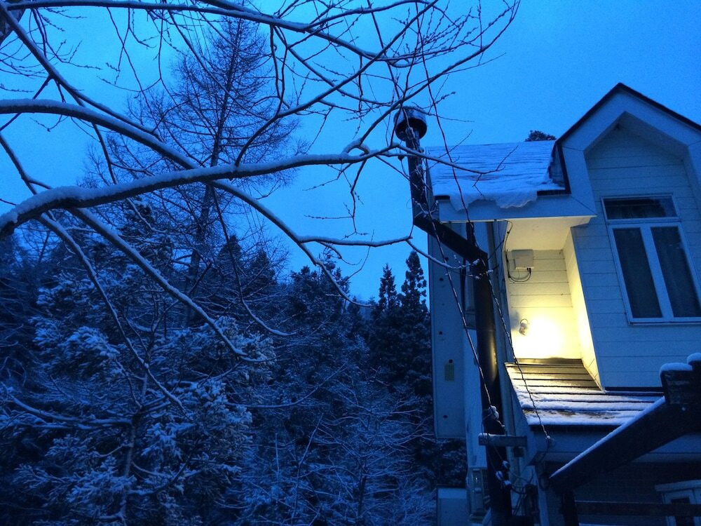 施設の正面 (日没後)