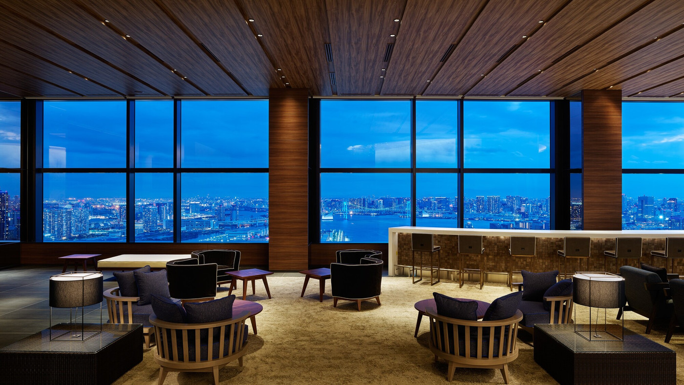 天空のホテルで絶景を一望4374636