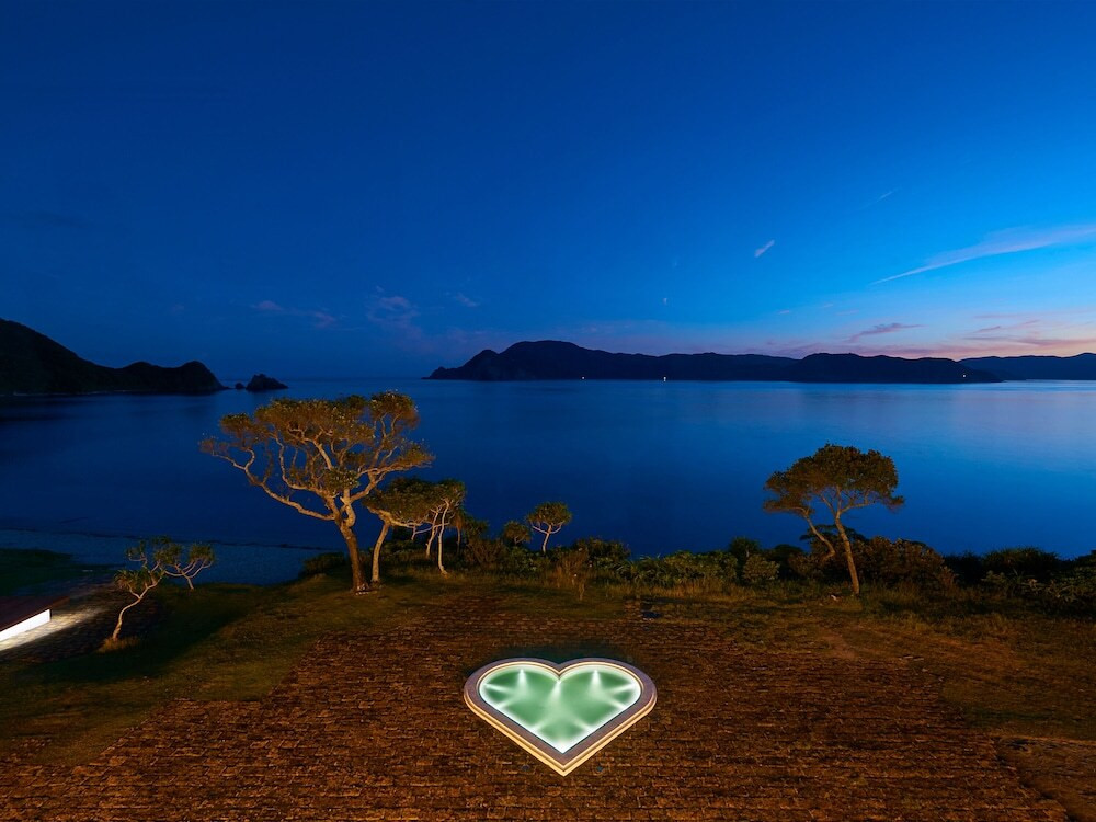 ライトアップされたプール