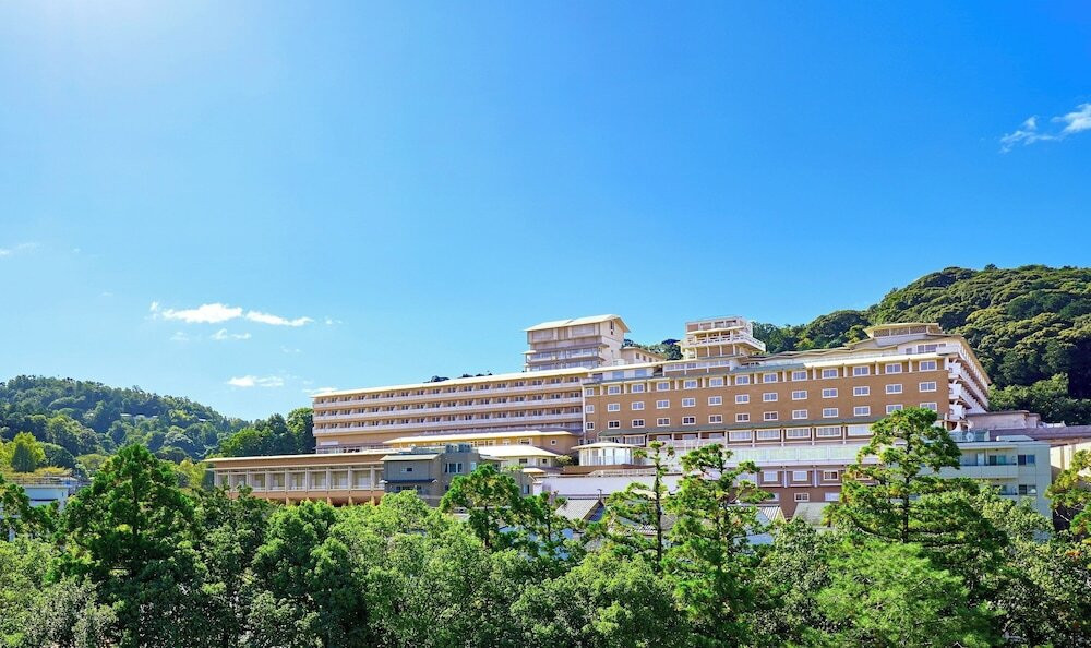 開放感たっぷり♡敷地内から湧き出る天然温泉を楽しめるモダンなSPA「華頂」3528776