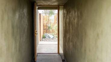 施設の入り口 / 2