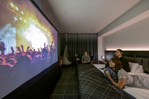 巨大スクリーンで映画鑑賞はどう？