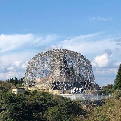 六甲山で最も標高の高い場所にある、総檜葺きの展望台「自然体感展望台 六甲枝垂れ」。六甲山の指揮を表現するLED照明を使った光のイベントもあり、美しい夜景をともに楽しめる / 1