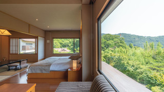 [和風庭園一望 2階和洋特別室 角部屋] 源泉掛流し半露天風呂