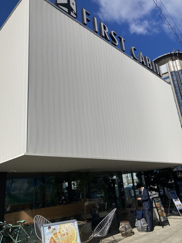 入り口はカフェ