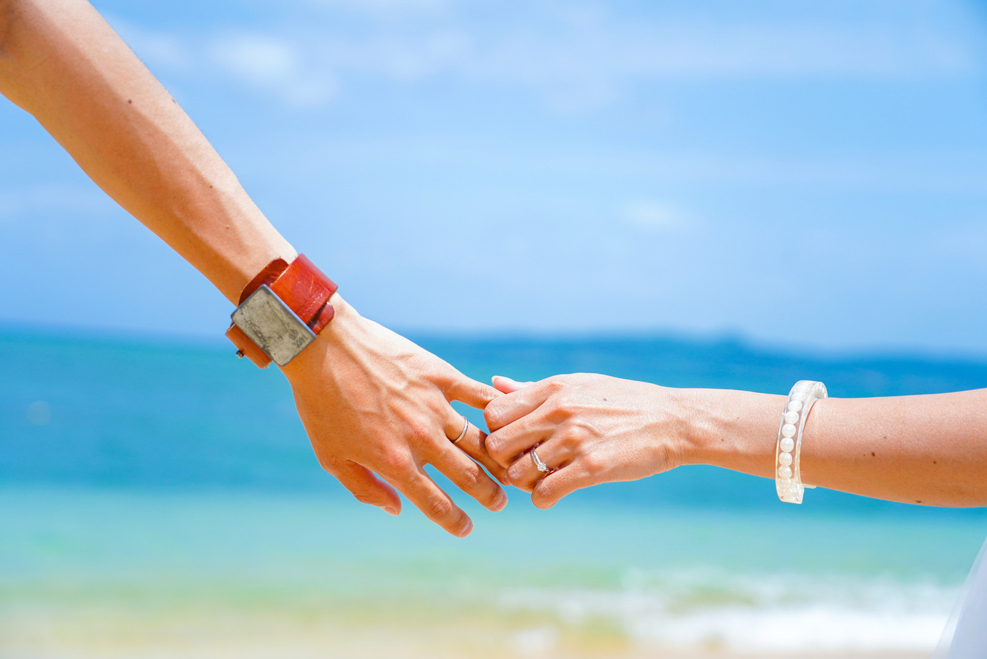 フォトウェディングでの手繋ぎショット (指輪と手飾り)