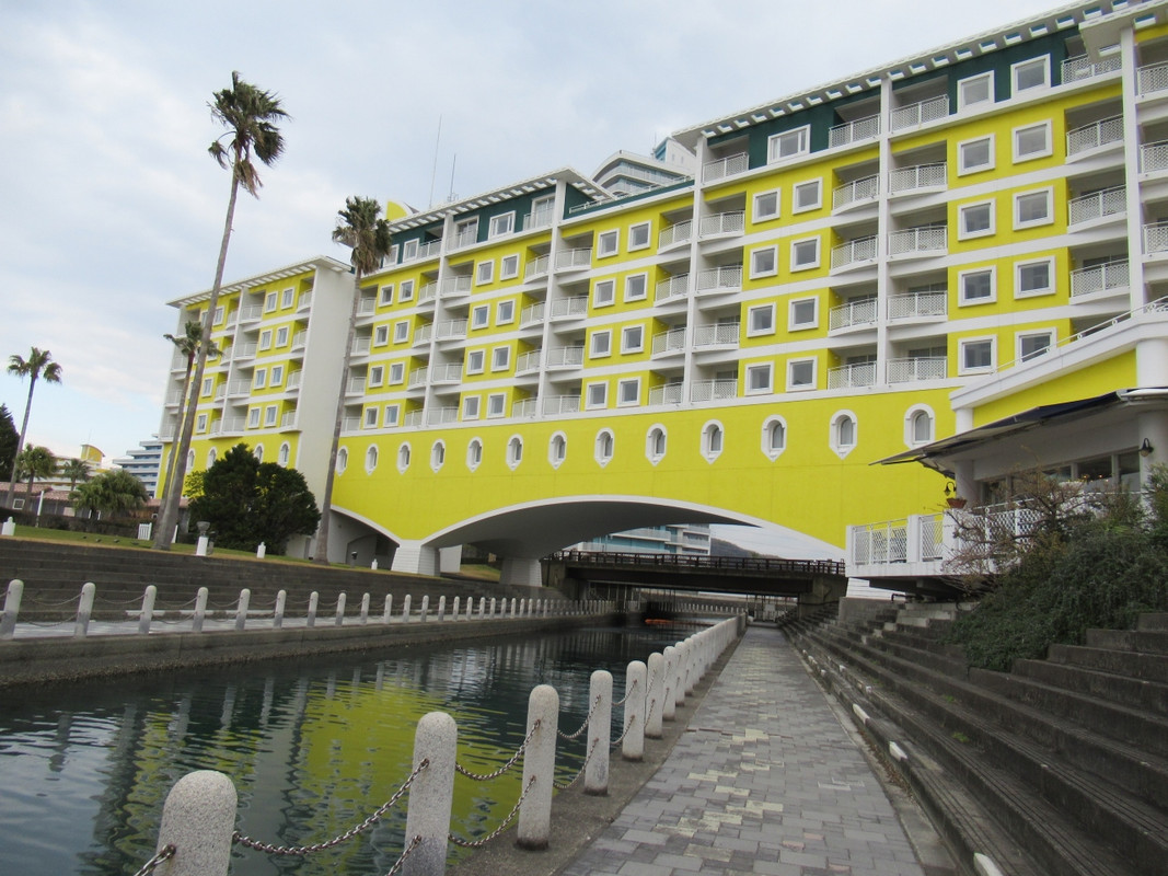 運河を跨いた建築