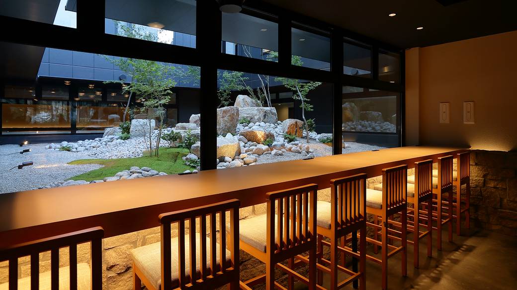 ホテルの茶庭 / 1