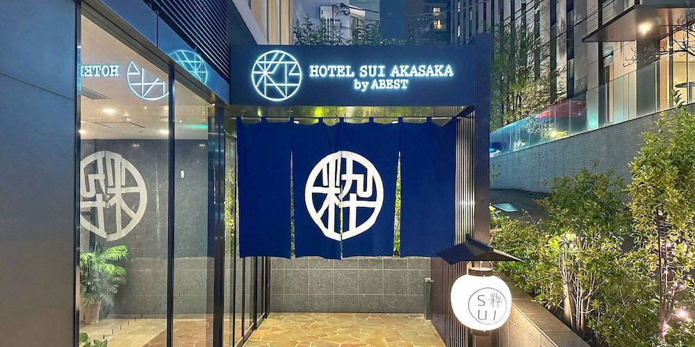 施設の正面 (日没後)