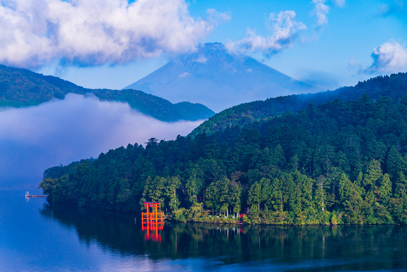 (神奈川県)芦ノ湖の箱根神社鳥居と富士山 早朝