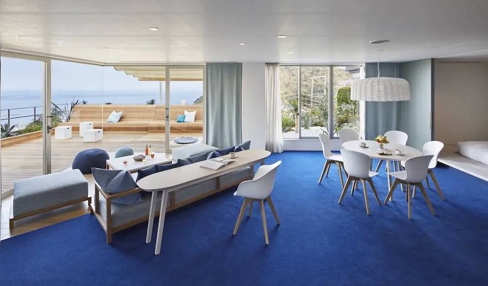 全室オーシャンビューで、花火大会の日は花火を楽しむことができます。今回は相模湾を存分に堪能できる「テラスリビングスイート」をご紹介します。