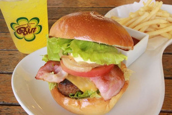 「ビン」 料理 29238102 石垣牛ベーコンチーズバーガー