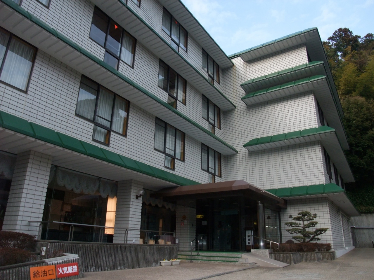 コスパ良好、源泉かけ流しの展望大浴場のある旅館4027005