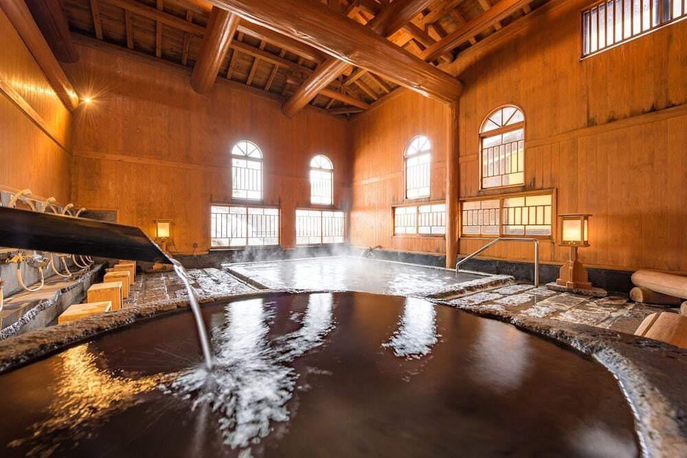 大浴場の樹齢100年の梁が迫力ある老舗旅館4023394