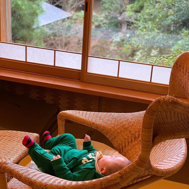 窓辺の椅子からは、子供も見とれてしまうような美しい庭園が眺められる。庭園には樹齢約200年の楠がそびえ、宿に訪れる人々を優しく見守っている / 1