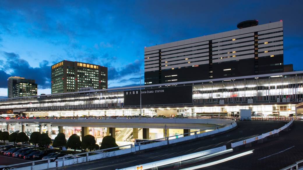 新大阪駅夜の外観 / 2