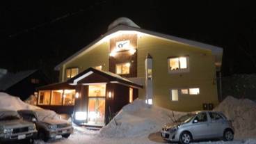 施設の正面 (日没後) / 1