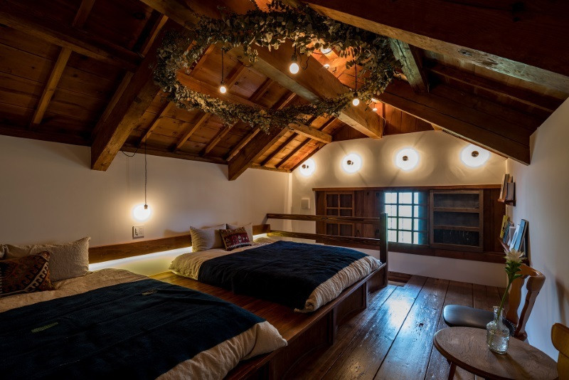 屋根裏部屋のベッドルームは大人の遊び場3905776