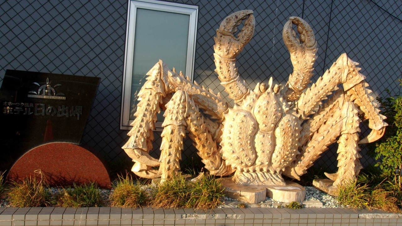 玄関に下川町産の蟹のチェーンソーアートのオブジェが飾られ