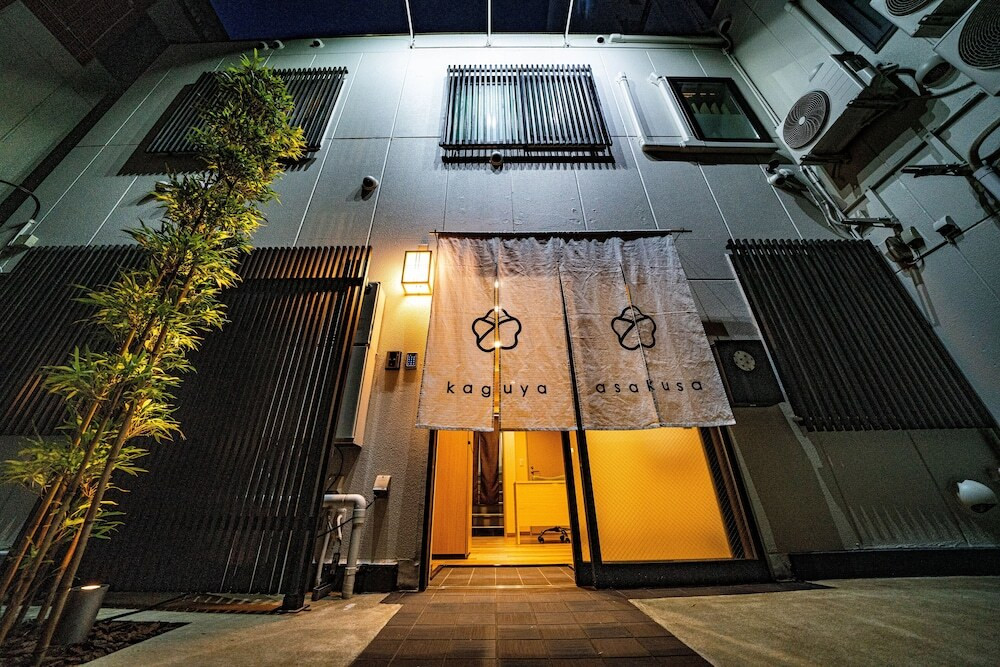 施設の正面 (日没後)