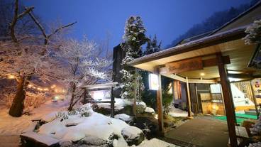 施設の正面 (日没後) / 1