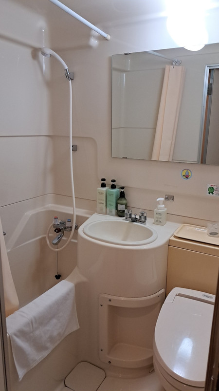 ユニットバス。まあまあ広めのバスタブ