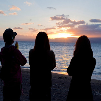 自然の偉大さを感じる山と、美しい海に挟まれた最高の場所3510228